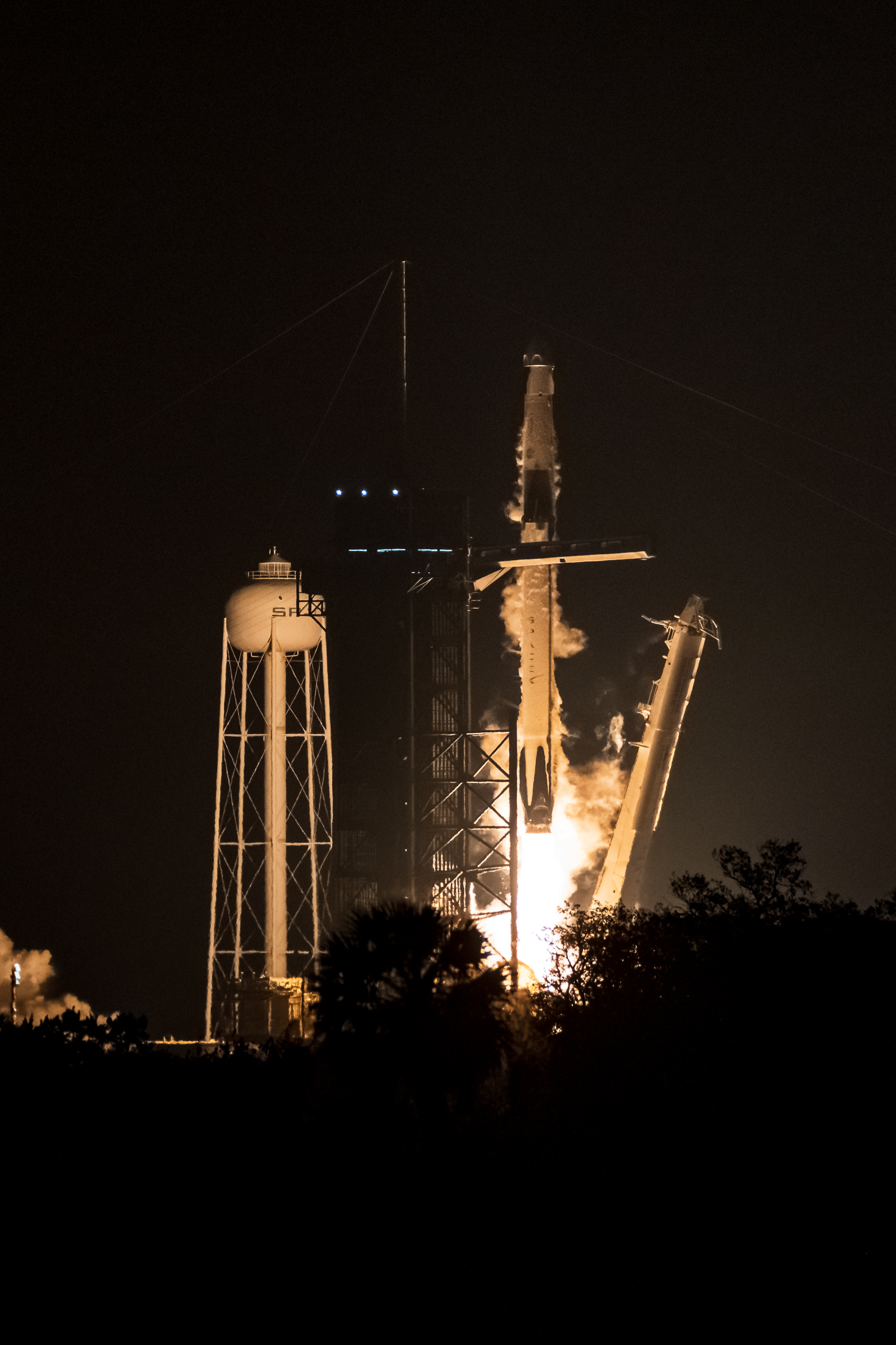 Close up of Falcon 9 lifting off from LC-39A.